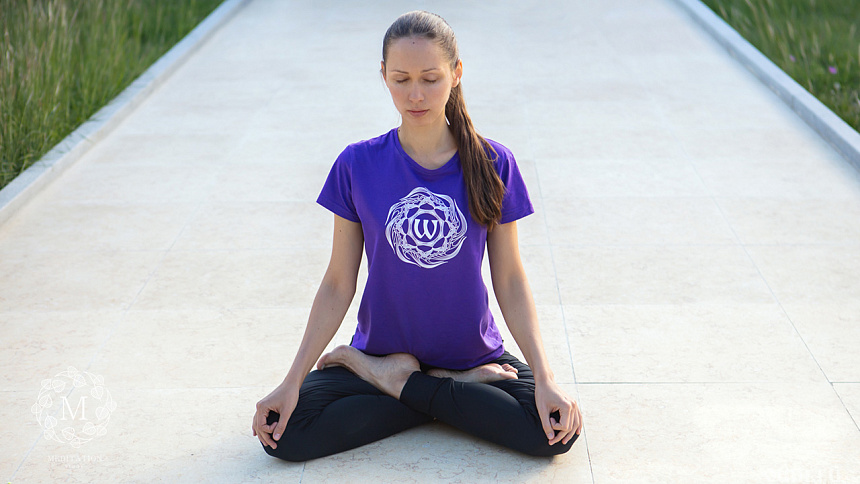 Cross-legged position to relieve leg pain foto