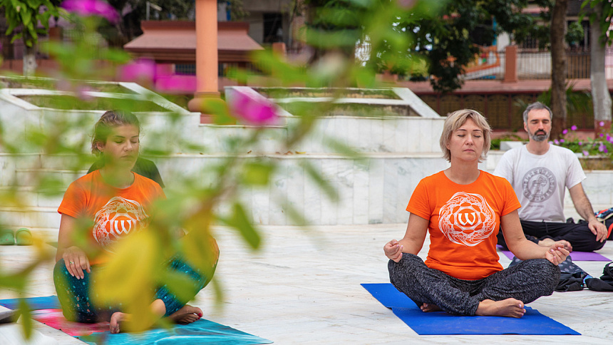 people meditate, India