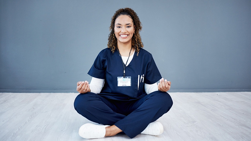 Nurse in a meditative pose foto