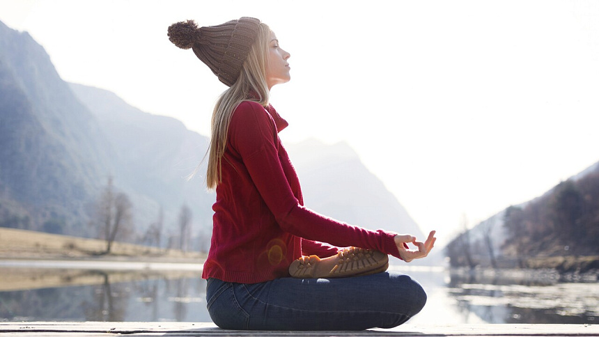 Girl meditating outside foto