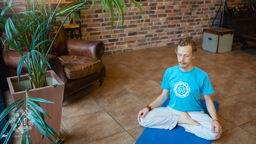 Meditation with crossed legs foto