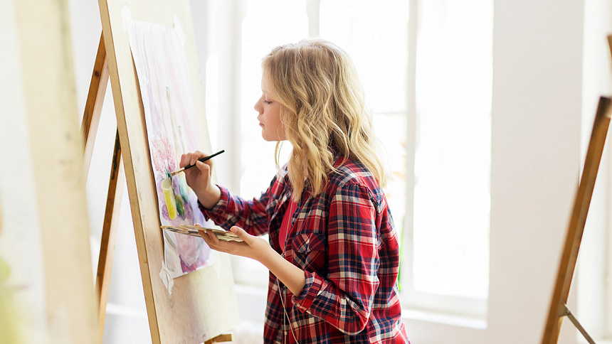 Girl is creating a painting. One of the positive qualities of Anahata Chakra is to unlock creativity foto