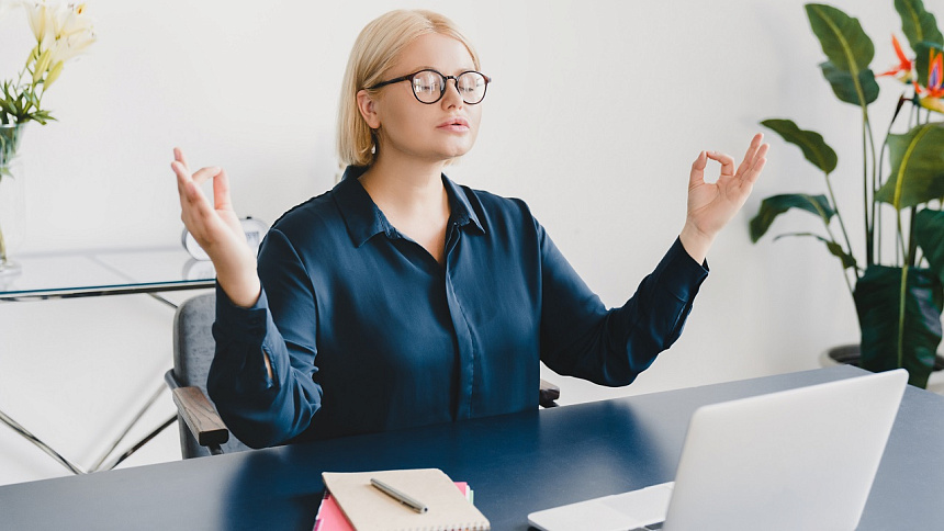 Businesswoman copes with stress at work foto