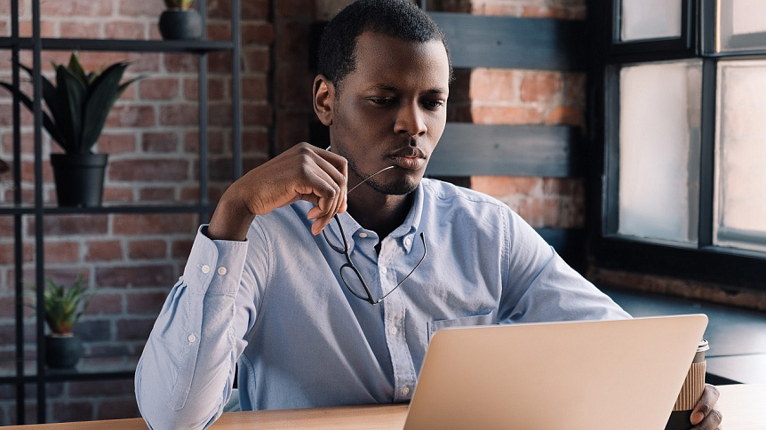 The man works carefully foto