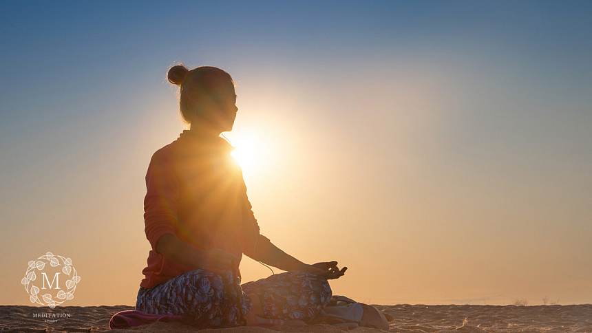 Woman meditating foto