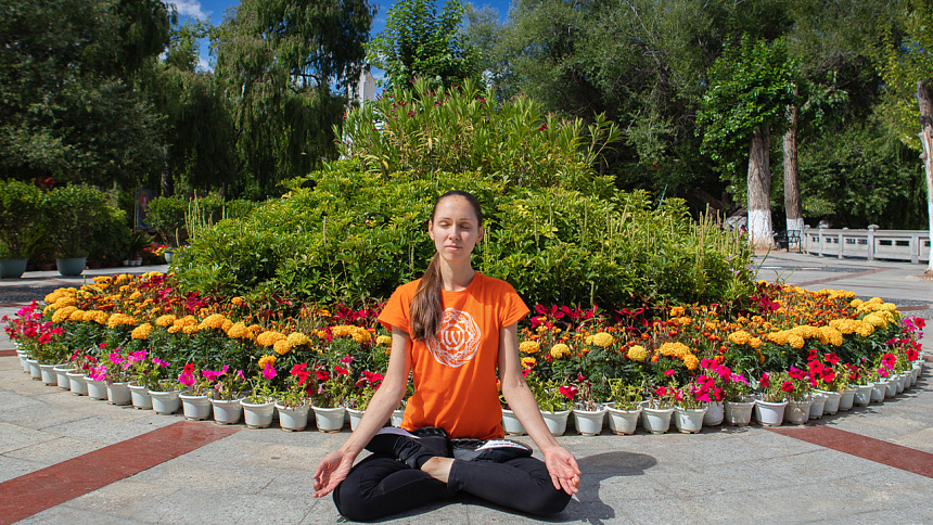 Woman meditating under a tree foto