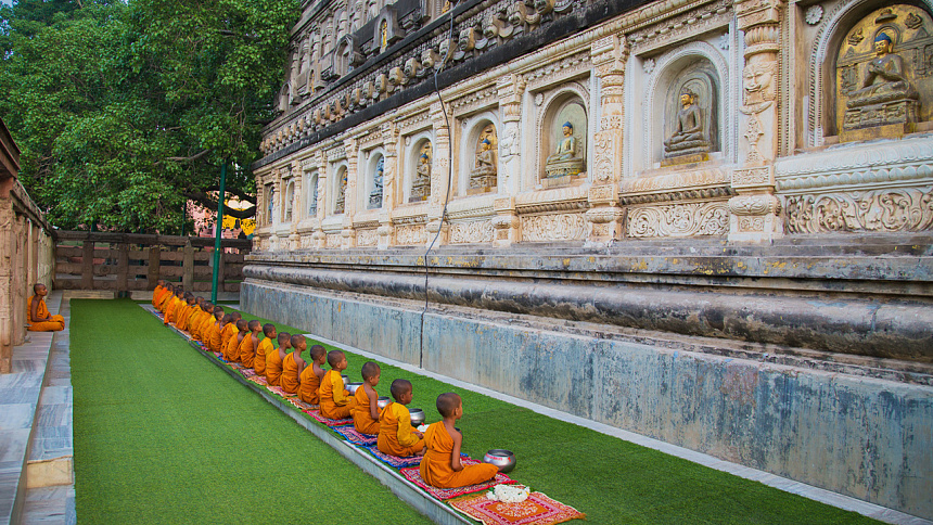 Meditation on the Buddha statue