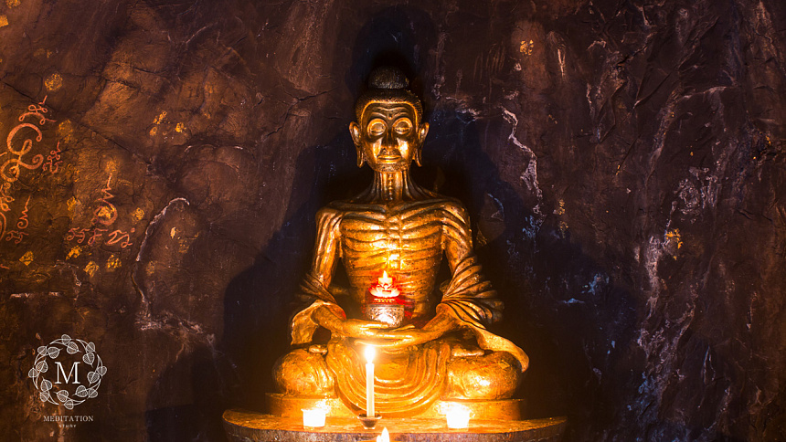 Buddha statue in Mahakala cave foto