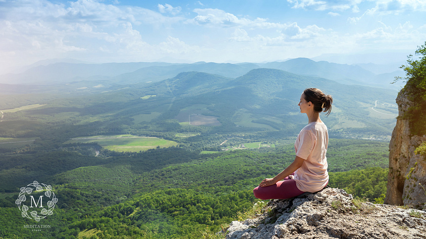 Woman meditating foto