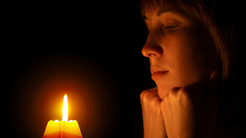 Girl looking at a candle foto