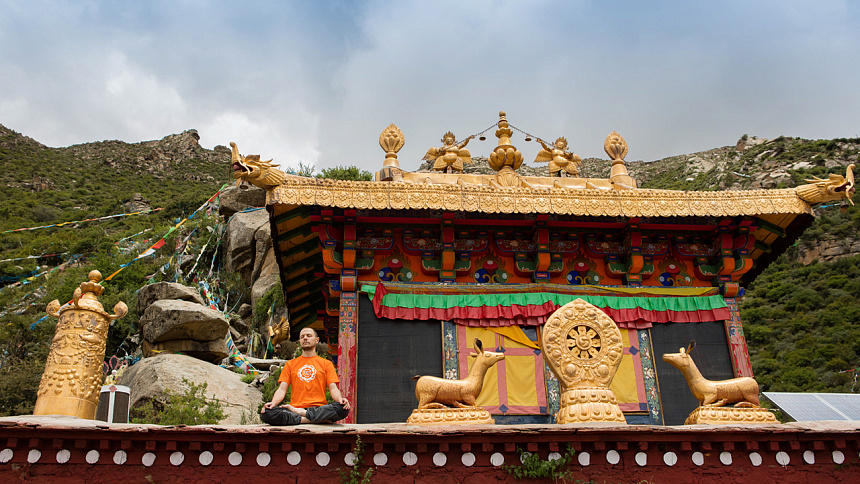 Man meditating in the mountains foto