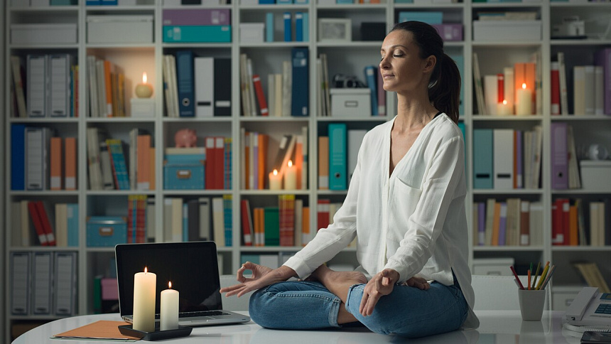 Woman meditates during a break between work and training foto