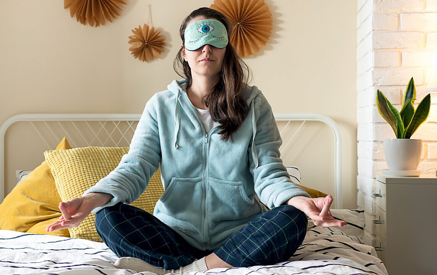 Girl meditates before going to bed foto