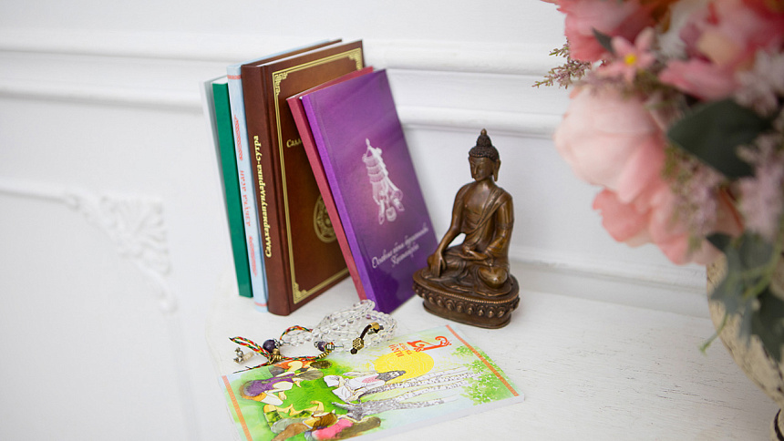 Buddha statue, books foto