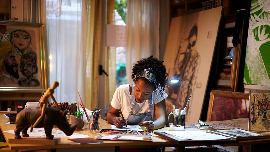 Girl is doing creative work foto