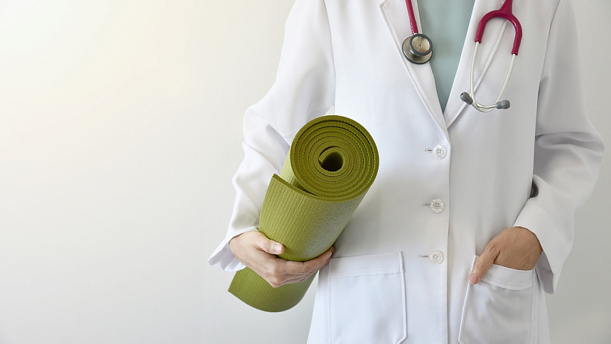 Doctor with a yoga mat foto
