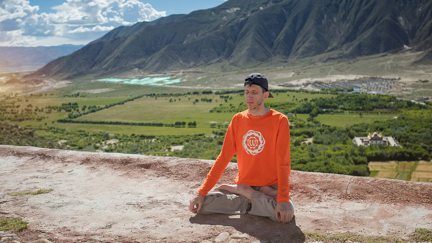 Andrei Verba in Padmasana foto