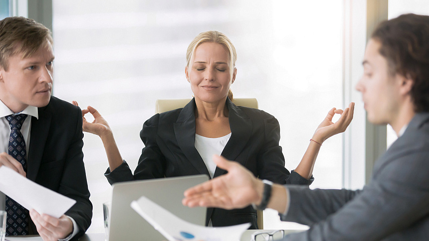 Businesswoman copes with stress at work foto