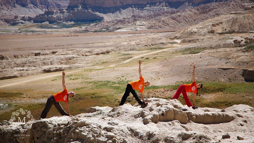 Hatha yoga in the mountains foto