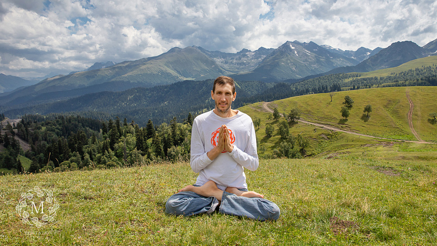 Andrei Verba in Padmasana foto